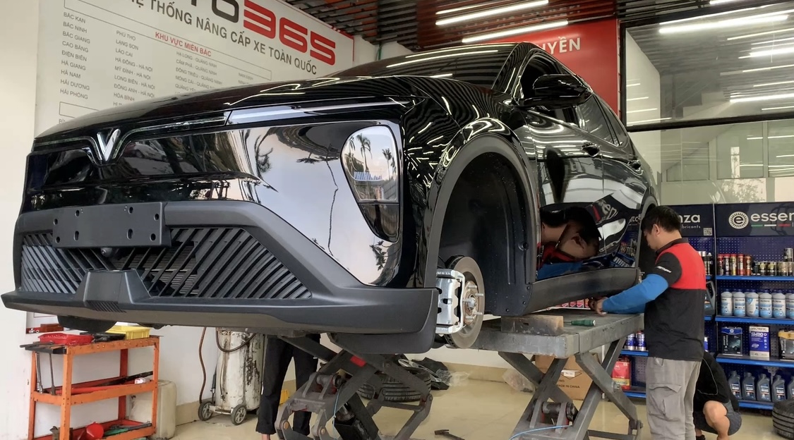 Lắp Tấm Ốp Bảo Vệ Pin Cho VinFast Limo Green